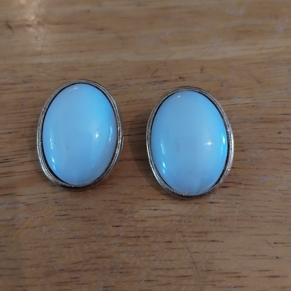 ESTATE Vintage women's oval clip on earrings